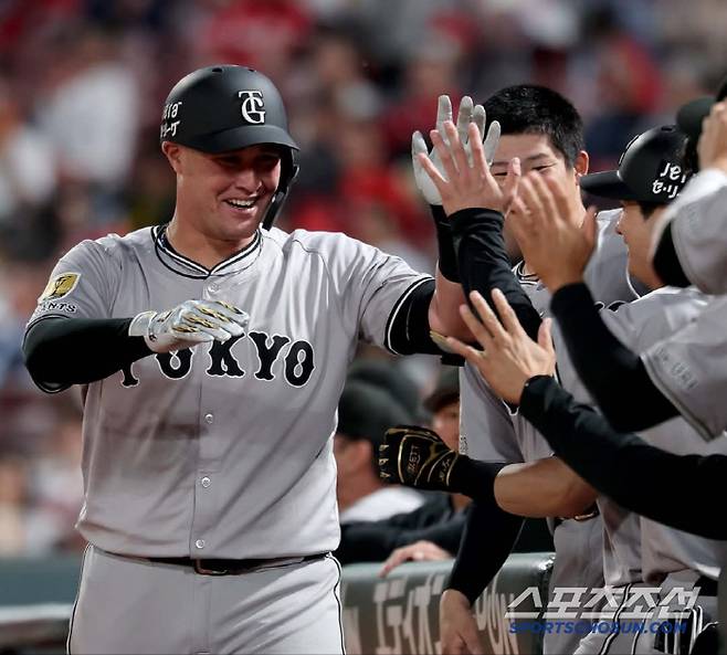 소프트뱅크에서 이적한 첫 경기에 홈런을 때린 리처드. 사진캡처=요미우리 자이언츠 SNS