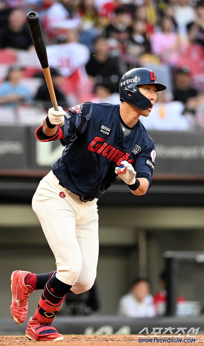 2회초 2사 2루, 김도현의 높은 직구를 받아친 박승욱