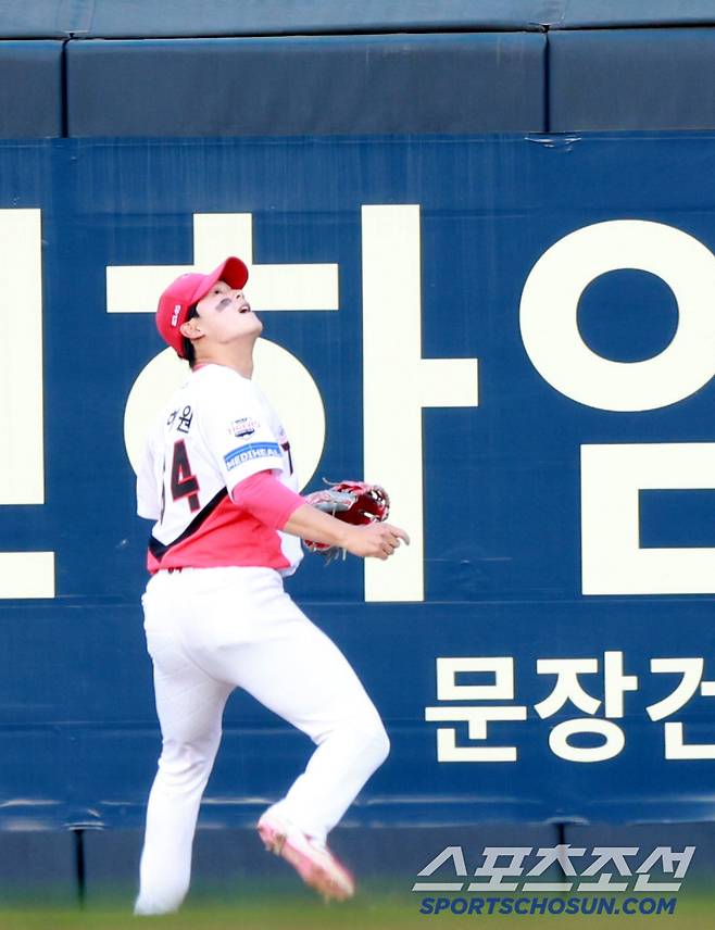 높은 포물선을 그리며 담장을 향해 날아가는 타구, 집중하는 정해원의 발걸음