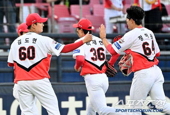 정해원의 호수비에 엄지 척을 선사하는 김도현