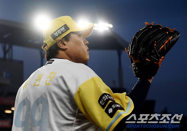 13일 대전 한화생명볼파크에서 열린 두산-한화전. 류현진이 마운드에 오르기 전 몸을 풀고 있다. 대전=정재근 기자 cjg@sportschosun.com/2025..5.13/