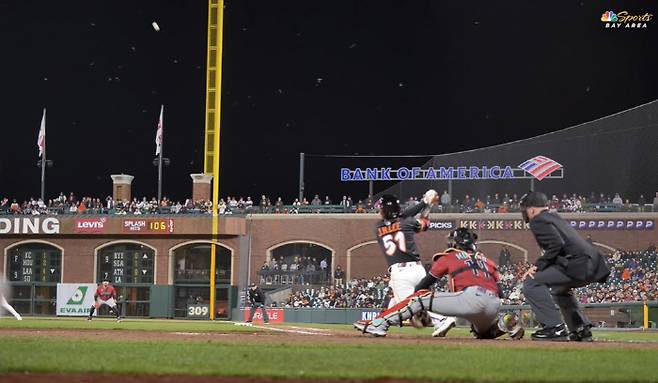 샌프란시스코 자이언츠 이정후가 14일(한국시각) 오라클파크에서 열린 애리조나 다이아몬드백스전에서 8회말 우월 3점홈런을 터뜨리고 있다. 사진=MLB.TV 캡처