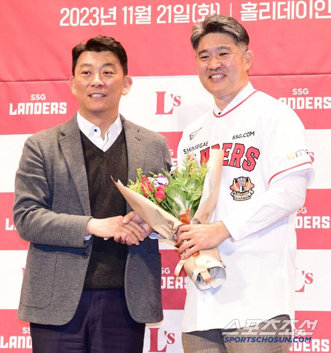 이숭용 감독 취임식 당시 김성용 단장(왼쪽). 스포츠조선DB