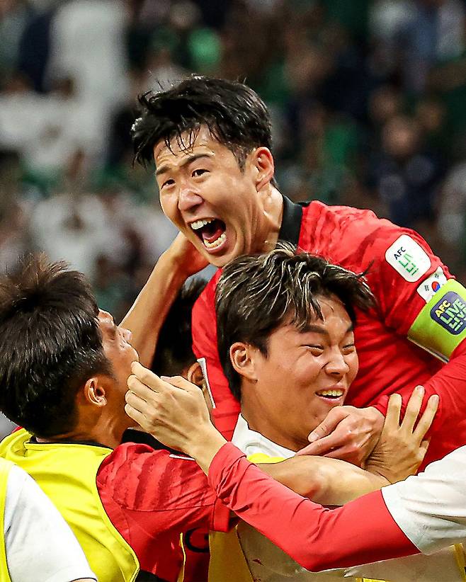 [스포츠조선 강우진 기자]미국이 유럽 전역에서 활약하는 한국인 축구 선수들을 집중 조명했다. 가장 성공한 세 명으로 꼽히는 손흥민과 김민재, 이강인을 집중 조명했다. 

미국 워싱턴포스트는 13일(현지시각) '대한민국 축구 국가대표팀은 2026년 FIFA 월드컵 예선에서 흔들리고 있고, 국내 클럽들은 아시아 챔피언스리그에서 고전했지만, 한국 축구의 세 스타는 유럽에서 성공을 거두고 있다'라고 보도했다. 사진=SNS