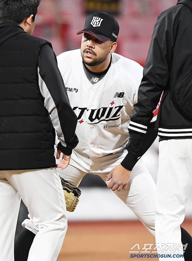 9일 수원 KT위즈파크에서 열린 NC-KT전. KT 선발투수 헤이수스가 4회 투구 도중 허벅지를 만지며 고통스러워하고 있다. 수원=정재근 기자 cjg@sportschosun.com/2025.4.9/