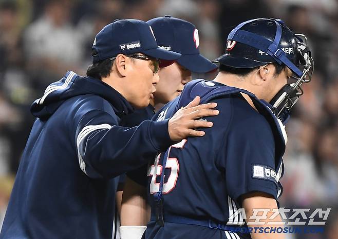 13일 대전 한화생명볼파크에서 열린 두산-한화전. 9회말 2사 1루 최인호의 파울플라이를 실책으로 놓치자 이승엽 감독이 나와 김택연과 김기연을 격려하고 있다. 대전=정재근 기자 cjg@sportschosun.com/2025..5.13/