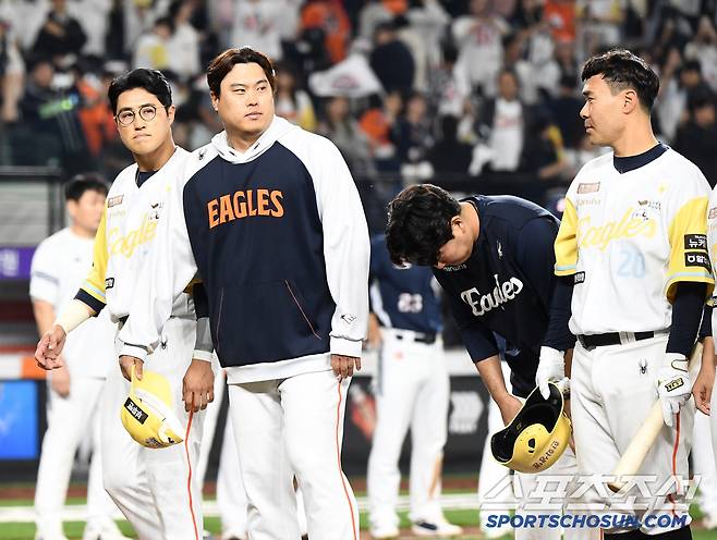 13일 대전 한화생명볼파크에서 열린 두산-한화전. 연장 11회 승부끝에 3대4로 패한 한화 선수들이 관중에게 인사하고 있다. 류현진이 시원섭섭한 표정을 짓고 있다. 대전=정재근 기자 cjg@sportschosun.com/2025..5.13/