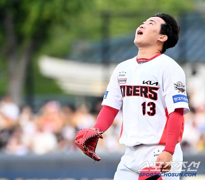 14일 광주KIA챔피언스필드에서 열린 롯데와 KIA의 경기, KIA 선발투수 윤영철이 1회초 2사 1,2루의 위기를 넘긴 후 안도하고 있다. 광주=허상욱 기자wook@sportschosun.com/2025.05.14/