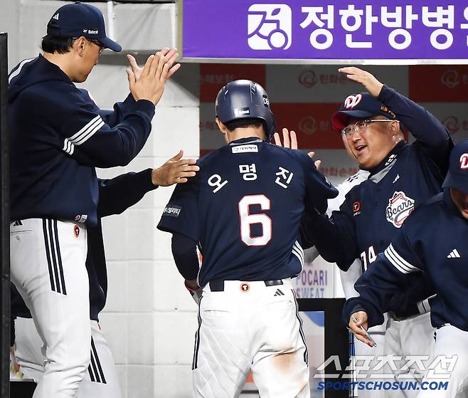 14일 대전 한화생명볼파크에서 열린 두산-한화전. 8회초 2사 3루 강승호의 안타 때 득점한 오명진이 이승엽 감독과 조인성, 박석민 코치의 환영을 받고 있다. 대전=정재근 기자 cjg@sportschosun.com/2025..5.14/
