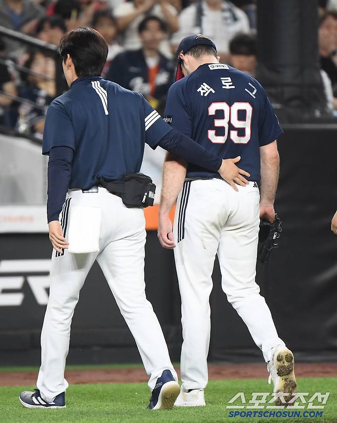 14일 대전 한화생명볼파크에서 열린 두산-한화전. 4회말 1사 문현빈의 강습타구에 맞은 잭로그가 교체되고 있다. 대전=정재근 기자 cjg@sportschosun.com/2025..5.14/