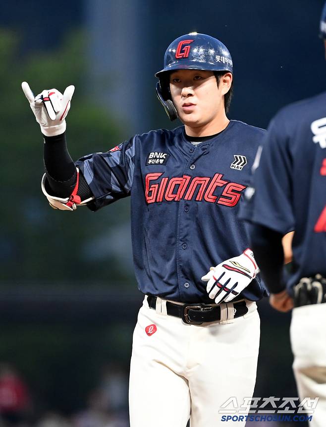 14일 광주KIA챔피언스필드에서 열린 롯데와 KIA의 경기, 4회초 무사 1,2루 롯데 나승엽이 선취 1타점 적시타를 치고 기뻐하고 있다. 광주=허상욱 기자wook@sportschosun.com/2025.05.14/