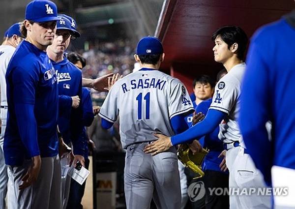 10일 애리조나전 강판 후 팀 동료들의 응원을 받고 있는 사사키 로키. ⓒ연합뉴스 AFP