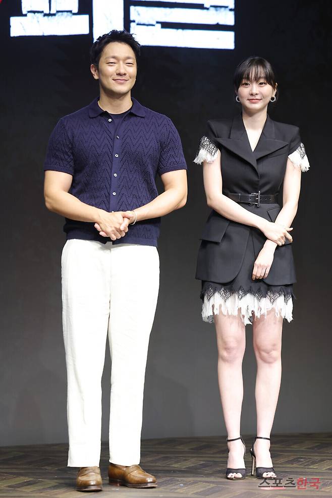 디즈니+ 시리즈 '나인 퍼즐' 제작발표회에 참석한 배우 손석구, 김다미. 25.5.14 ⓒ이혜영 기자 lhy@hankooki.com