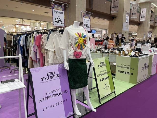 신세계백화점은 패션 수출 지원 플랫폼 '신세계 하이퍼그라운드', 현대백화점은 '더현대 글로벌'을 통해 해외 시장을 공략해 나가고 있다. 사진은 '신세계 하이퍼그라운드' 싱가포르 팝업스토어 모습. /신세계