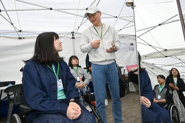 유준원 상상인그룹 대표가 상상인그룹이 지난 4월 26일 경기도 하남 미사경정공원에서 개최한 '2025 피크닉데이'에서 상상휠(Wheel)하모니 오케스트라 단원들을 격려하고 있다. /상상인그룹