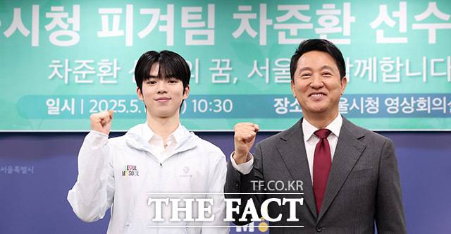 오세훈 서울시장(오른쪽)과 피셔스케이팅 선수 차준환이 14일 오전 서울시청에서 열린 '시울시청 피겨팀 차준환 선수 입단식'에 참석해 기념촬영을 하고 있다. /남용희 기자