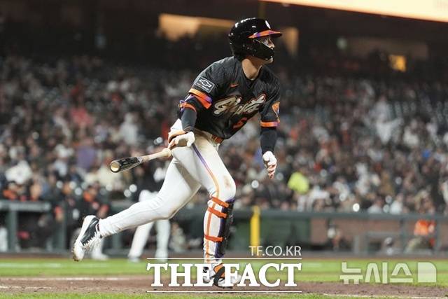 샌프란시스코 이정후가 14일(한국시간) 애리조나전에서 8회말 장쾌한 우월 3점 홈런을 날린 뒤 타구를 바라보고 있다. /샌프란시스코=AP.뉴시스