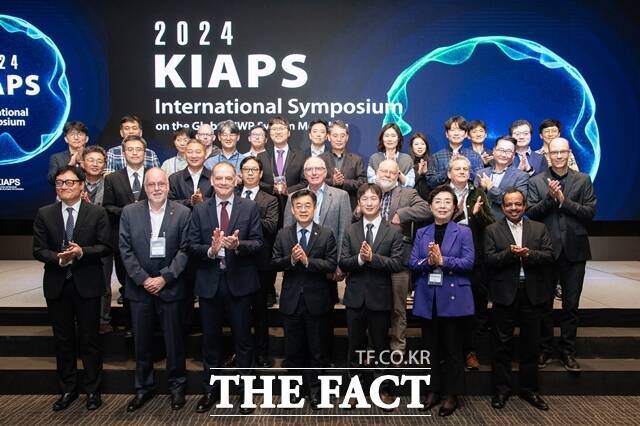 기상청이 날씨 예보의 정밀도를 높이기 위해 세계에서 가장 촘촘한 격자간격을 가진 고해상도 수치예보모델을 14일부터 본격 운영한다. 사진은 지난해 11월4일 장동언 기상청장(맨앞 오른쪽 네번째)이 서울 여의도 콘래드호텔에서 열린 차세대수치예보모델개발사업단 국제 학술회의에 참여한 모습. /기상청