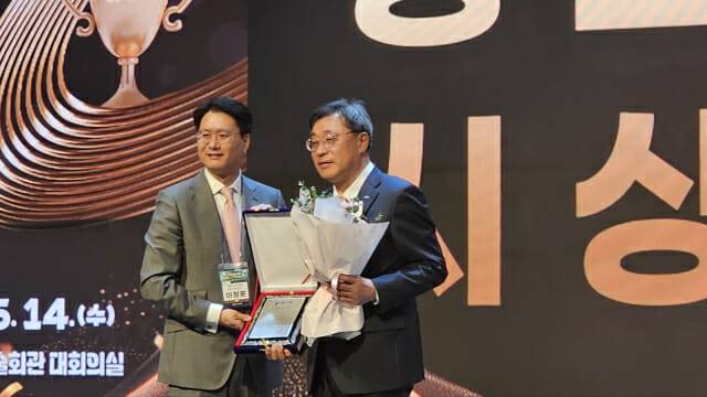IT서비스 공로대상을 수상한 박윤규 정보통신산업진흥원장(왼쪽)(사진=남혁우 기자)