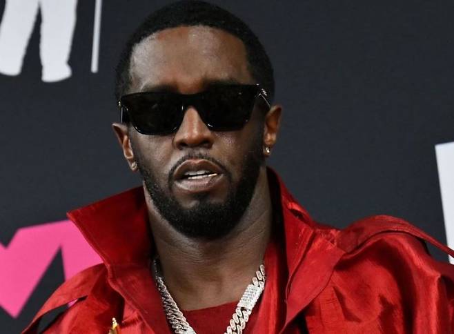 성매매 등 혐의로 재판에 넘겨진 미국 힙합계 거물 숀 디디 콤스(55)의 형사재판이 열렸다. 13일(현지시간) CNN 등 외신은 뉴욕 남부연방법원에서 성매매 등 혐의로 기소된 콤스에 대한 형사재판 심리 절차가 개시된 가운데, 그의 전 연인이자 가수인 캐시 벤추라가 증언에 나섰다고 보도했다. 아시아경제DB