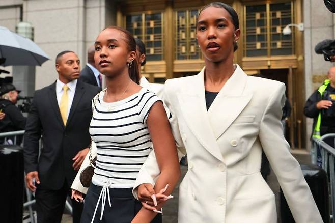 이날 법정에서 벤투라는 2006년 배드 보이 레코드와 계약하면서 두 사람의 관계가 플라톤적으로 시작되었다고 증언했다. 당시 벤추라는 19세였다. 이후 그녀는 라스베이거스에서 21번째 생일을 축하하던 중 콤스가 처음 키스했을 때 "정말 혼란스러웠다"고 법정서 진술했다. AFP·연합뉴스