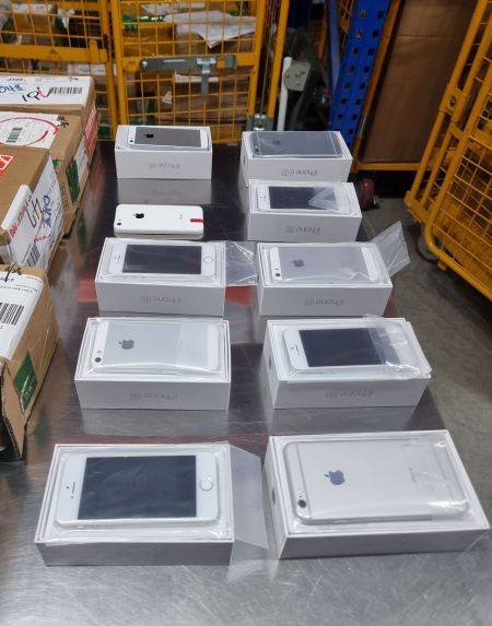 상표권 침해가 확인된 중고 아이폰. 관세청 제공