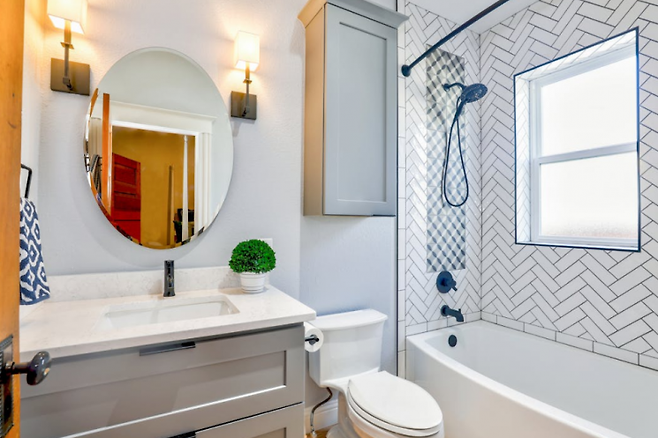 기사의 이해를 돕기 위한 욕조가 있는 욕실 내부 자료사진. 펙셀스