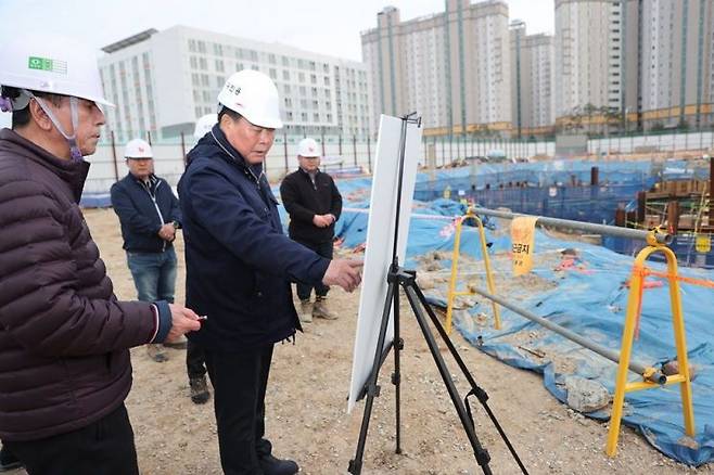 김산 무안군수가 해빙기 건설 현장 점검을 하고 있다. 무안군 제공