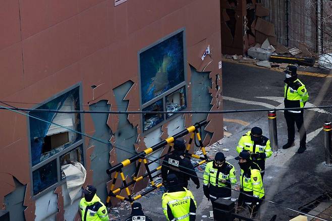 폭력사태로 부서진 창문과 건물 외벽