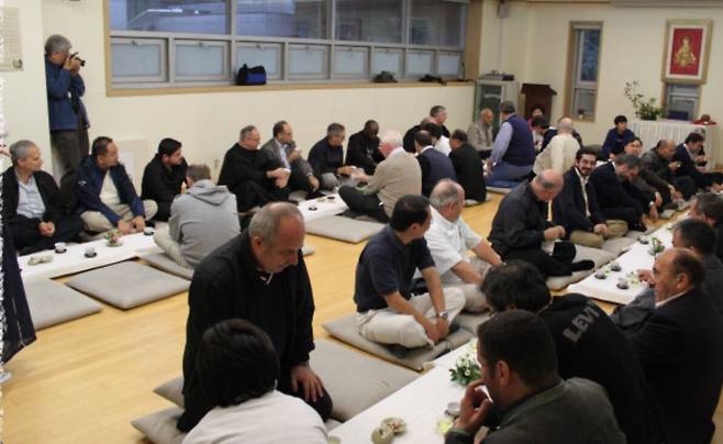 2010년 서울 봉은사를 방문해 차를 마시고 있는 레오 14세(왼쪽 끝). 당시 수도회 총장이었지만 따로 상을 받지 않고 일행과 함께 앉아 있다. /성 아우구스띠노 수도회