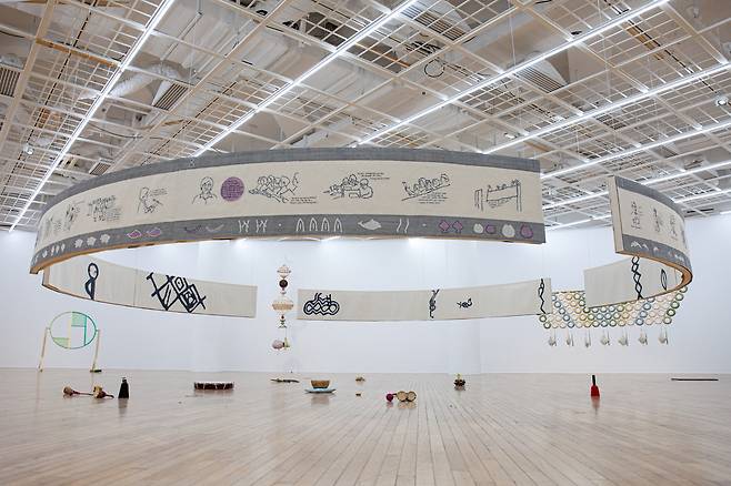 ‘홍영인: 다섯 극과 모놀로그’에 전시된 원형의 자수 작품과 소품들./아트선재센터