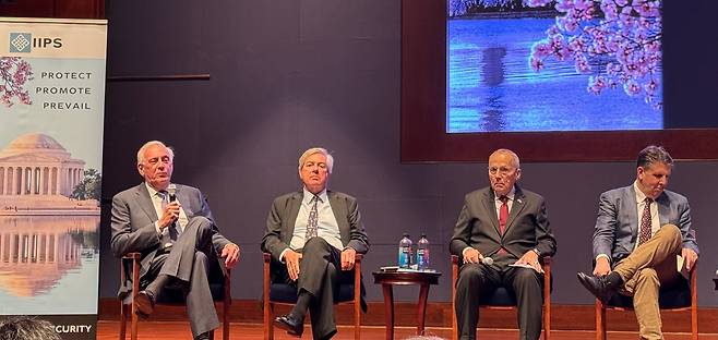 13일 인도·태평양안보연구원(IIPS)이 의회에서 주최한 행사에서 리처드 롤리스 전 국방부 차관보(맨 왼쪽)가 발언을 하고 있다. 왼쪽부터 롤리스, 제임스 신, 월리스 그레그슨, 마크 리퍼트 전 차관보. /워싱턴=김은중 특파원