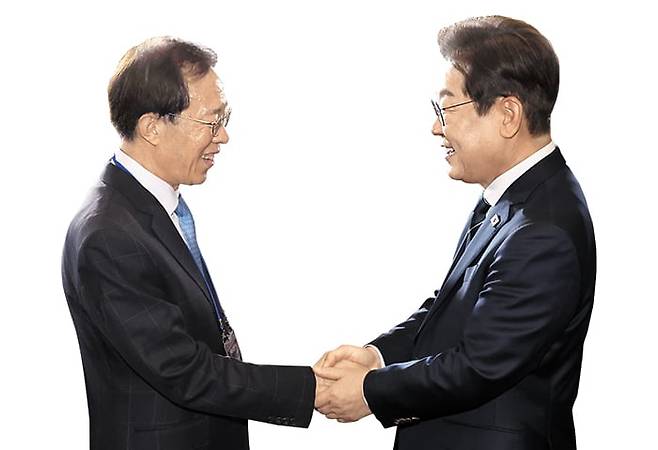 지난달 30일 더불어민주당 중앙선거대책위원회 출범식에서 이재명 후보와 손을 맞잡고 있는 모습. /뉴시스