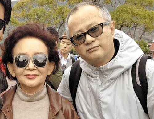 배우 송승환(오른쪽)이 드라마 ‘무자식 상팔자’(2012) 종영 후 함께 일한 제작진과 떠난 일본 여행에서 김수현 작가와 기념사진을 찍었다. /송승환 제공