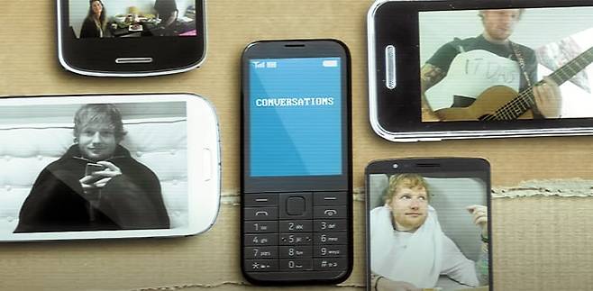 구형 휴대전화를 주제로 한 에드 시런의 신곡 ‘Old Phone’ 뮤직비디오의 한 장면. /워너뮤직코리아 유튜브