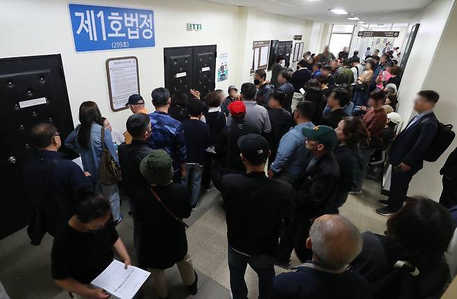 12일 오후 서울 서초구 서울회생법원이 파산 재판을 위해 법정을 찾은 사람들로 붐비고 있다. /박성원 기자