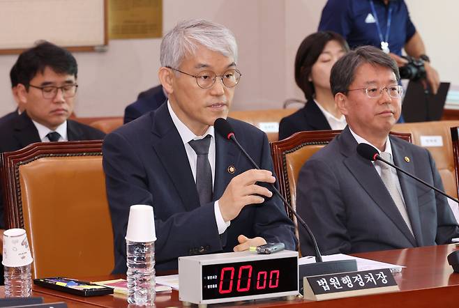 천대엽 법원행정처장이 14일 서울 여의도 국회에서 열린 법원조직법·공직선거법·헌법재판소 등을 심사하는 법제사법위원회 전체회의에서 의원 질의에 답하고 있다. /연합뉴스