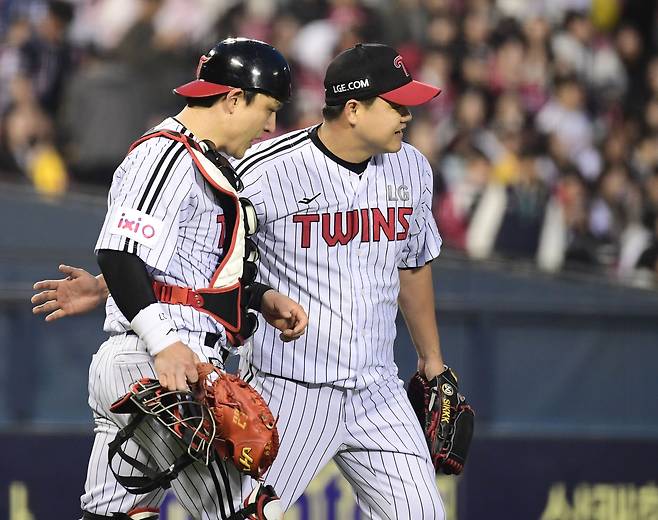 3일 잠실구장에서 열린 KBO리그 LG와 SSG의 경기. LG가 SSG에 승리하며 5연패에서 탈출했다. 경기 종료 후 승리의 기쁨을 나누고 있는 LG 박동원, 장현식. 잠실=송정헌 기자songs@sportschosun.com/2025.05.03/