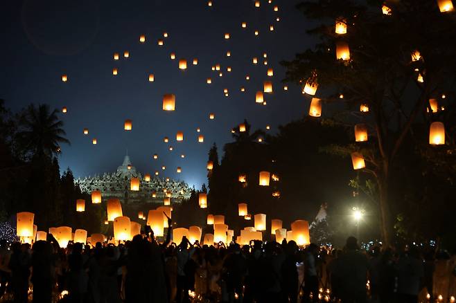 인도네시아 중부 자바주 마겔랑의 보로부두르 사원에서 불자들이 부처님의 탄생과 깨달음, 열반을 기념하는 베삭 데이를 맞아 풍등을 날려 보내고 있다./로이터 연합뉴스