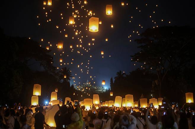 12일 인도네시아 중부 자바 마겔랑 보로부두르 사원에서 부처님의 탄생과 죽음, 깨달음을 기념하는 베삭 데이를 맞아 신도들이 풍등을 날리고 있다./AP 연합뉴스