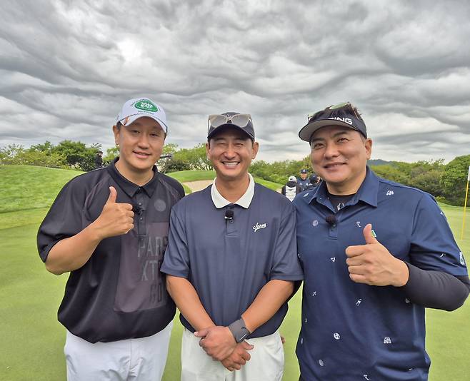 프로야구 1~3위를 달리는 한화 이글스, LG 트윈스, 롯데 자이언츠의 영구결번 은퇴선수인 김태균(오른쪽부터), 박용택, 이대호가 14일 제주 서귀포 핀크스 골프클럽에서 열린 SK텔레콤 채리티 오픈 2025에 참가한 뒤 포즈를 취하고 있다. /연합뉴스