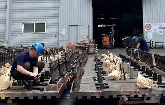 한 중소기업 공장에서 근로자들이 작업을 하고 있다. /뉴스1