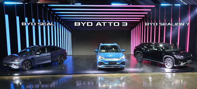 지난 1월 16일 오전 인천 중구 상상플랫폼에서 열린 '중국 BYD 승용 브랜드 런칭 미디어 쇼케이스'에서 전기차 아토 3 등 차량이 공개되고 있다. /BYD 제공
