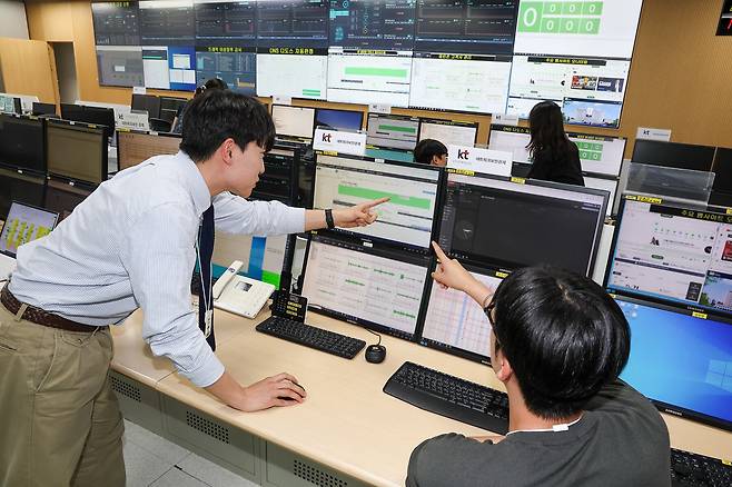 KT 직원들이 경기도 과천에 위치한 KT 통합관제센터에서 DDoS 등 사이버 공격에 대비하며 관제하는 모습. /KT