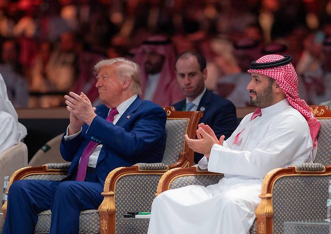 사우디를 찾은 도널드 트럼프 미국 대통령이 무하마드 빈 살만 사우디 왕세자와 함께 자리하고 있다. /연합뉴스
