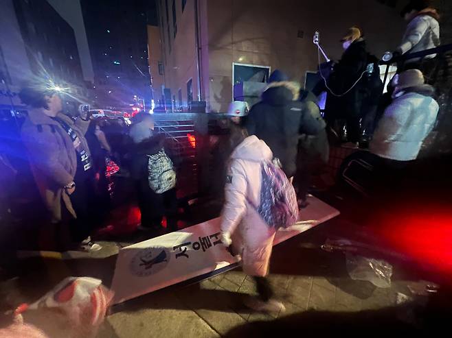 지난 1월 19일 새벽 윤석열 대통령에 대한 구속영장이 발부되자 서울 서부지법에 지지자들이 진입해 난동을 부리고 있다. /뉴스1