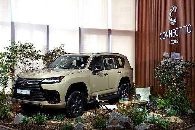 렉서스코리아는 플래그십 SUV ‘디 올 뉴 LX700h(The All-New LX 700h)’ 국내 출시를 기념해, 서울 잠실에 위치한 복합문화공간 커넥트투(CONNECT TO)에서 오는 5월 31일까지 아웃도어 콘셉트의 특별 전시를 진행한다. /렉서스 코리아 제공