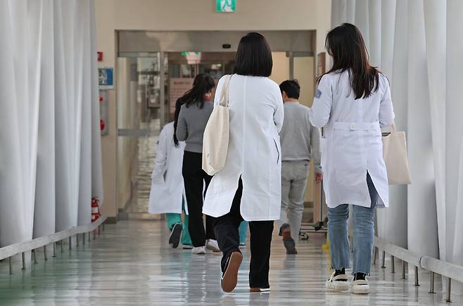 전국 수련병원 레지던트 1년차 실기시험일인 17일 서울의 한 대학병원에서 의료진이 이동하고 있다. /뉴스1전국 수련병원은 내년 상반기에 수련하는 레지던트 1년차 3594명에 대한 원서를 접수 받았으나 실제 지원율은 8.7%에 그친 314명 수준인 것으로 알려졌다. 2024.12.17/뉴스1