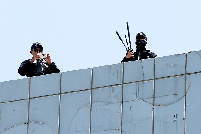 이재명 더불어민주당 대통령 후보가 대표적 험지인 대구·경북(TK) 지역 유세에 돌입한 13일 오전 경북 구미역 광장 인근 빌딩에서 경찰특공대가 경계 근무를 하고 있다. /뉴스1