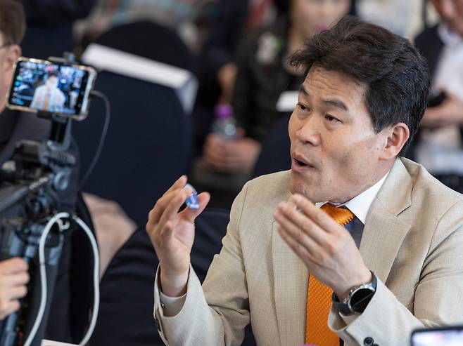 한국사 강사 전한길 씨가 16일 서울 중구 프레스센터 국제회의장에서 열린 '국민이 국민을 지킨다! 국민수사대 출범식'에 참석해 유튜버들과 인터뷰 하고 있다./연합뉴스